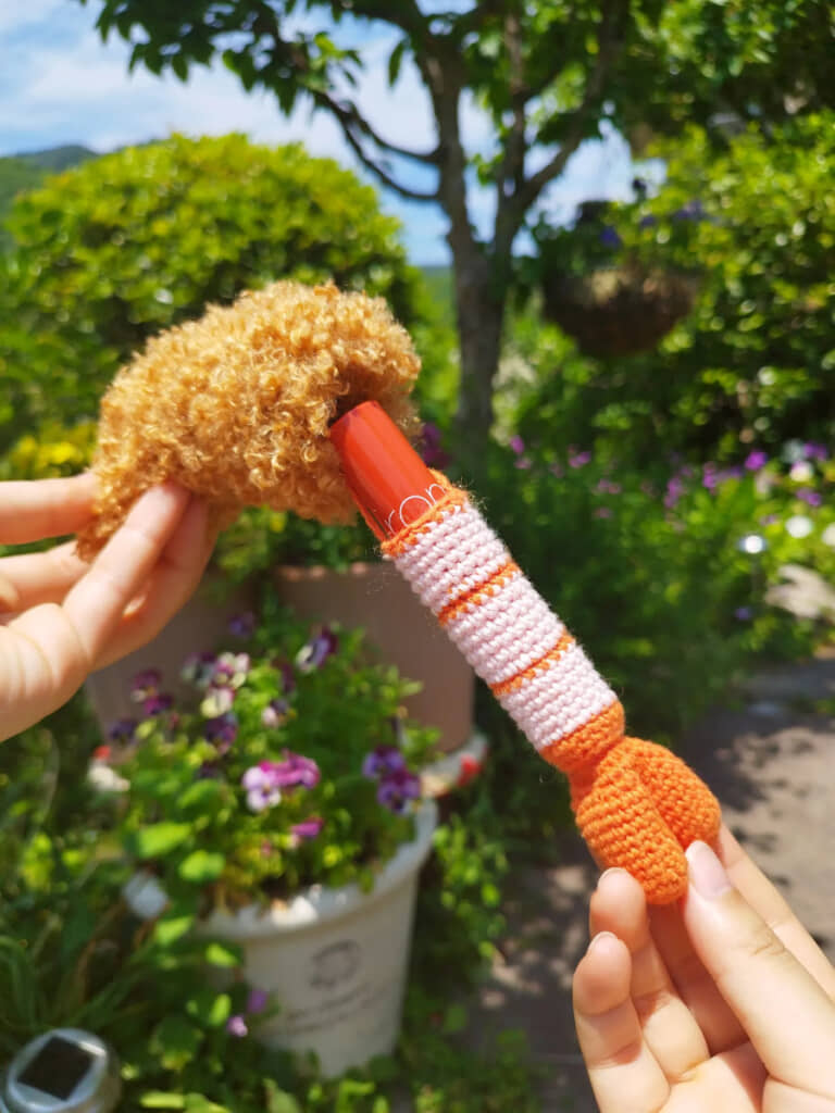 リップを取り出す様子