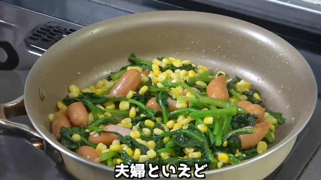 ほうれん草とウィンナーとコーンのバター醤油ソテー