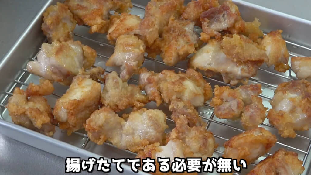 「油に粉を溶かして鶏肉をあげる唐揚げ」