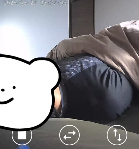 寝ている父の横で……