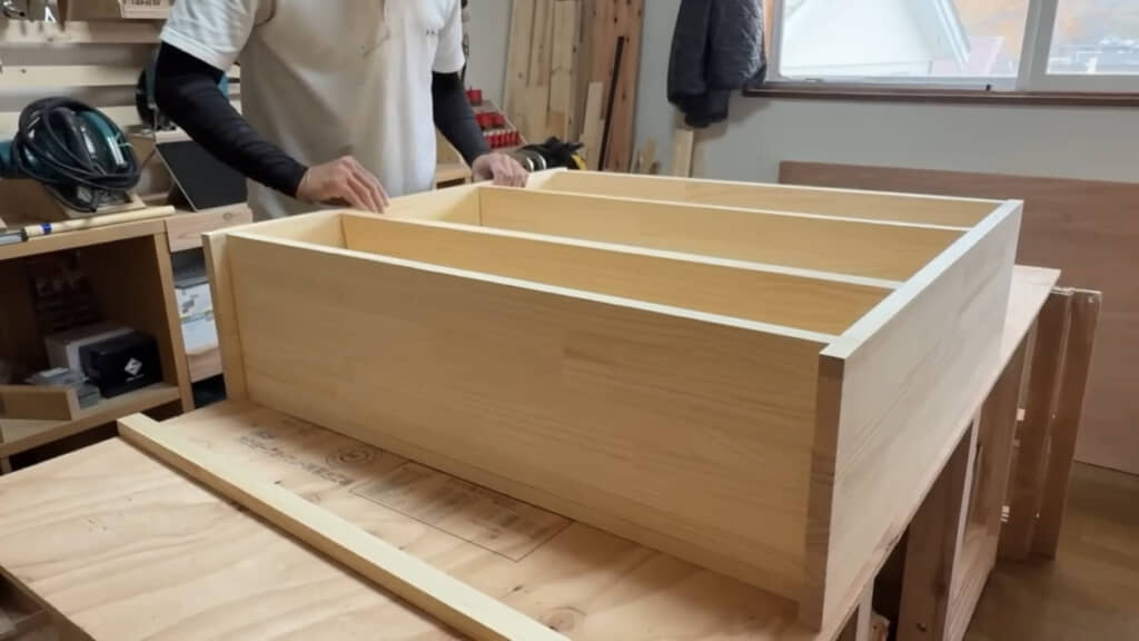 1つ目の棚を作る様子