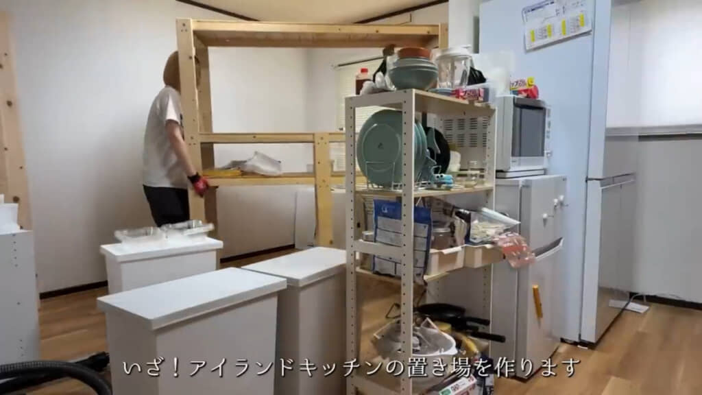 こちらはビフォー。棚などが置いてある画像手前辺りの位置にカウンターを設置していきます