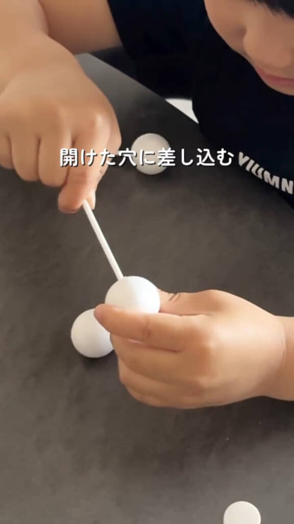 開けた穴にロリポップスティックを差し込む