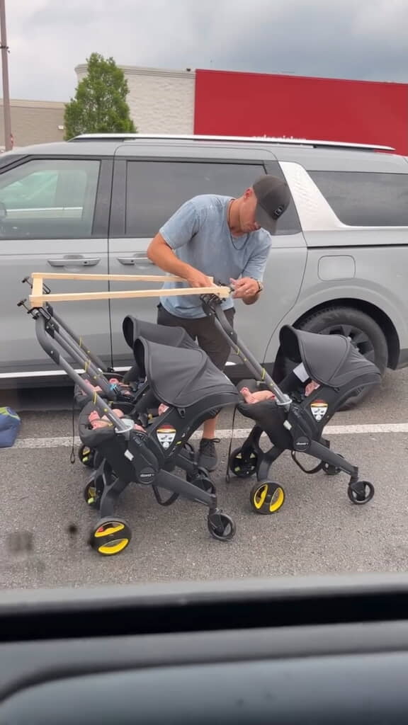 木材で作った枠のようなものをベビーカーに固定