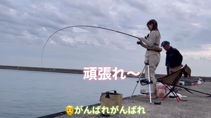 周囲の釣り人たちから声援を受ける投稿者