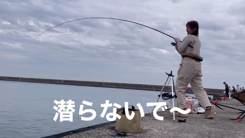 すさまじい力で引っ張る大物相手に奮闘する投稿者