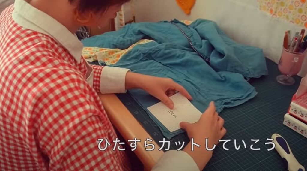 表布を10センチ角にカットします