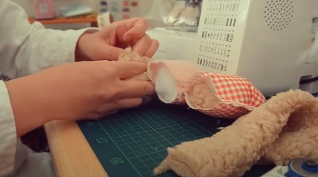 パフに綿を入れながらつなげていきます