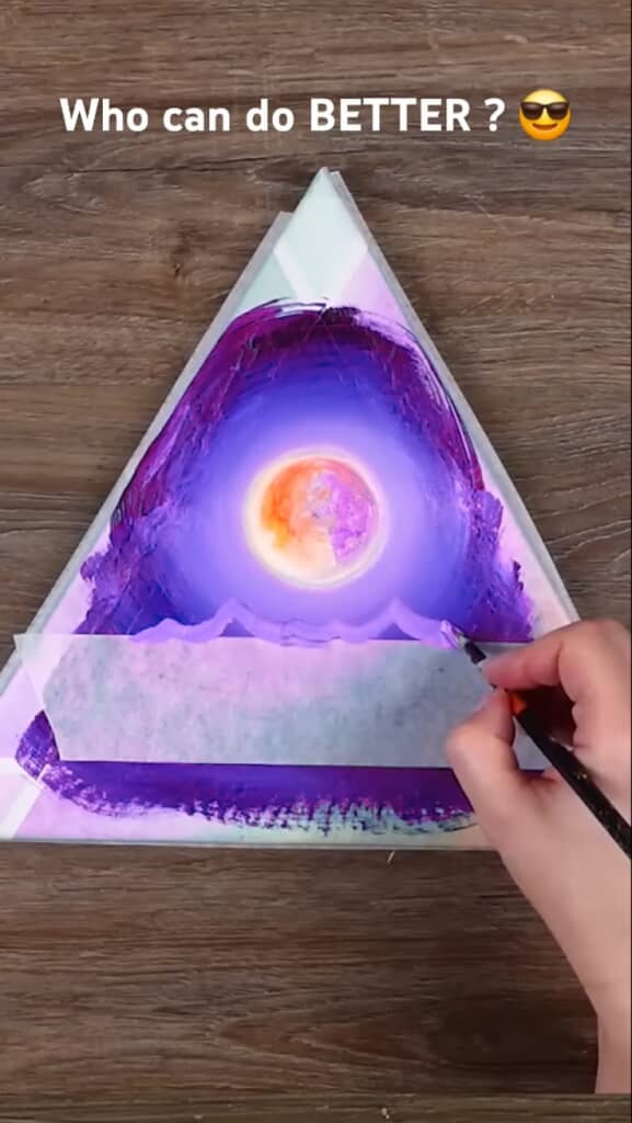 正三角形のキャンバスに描いた絵