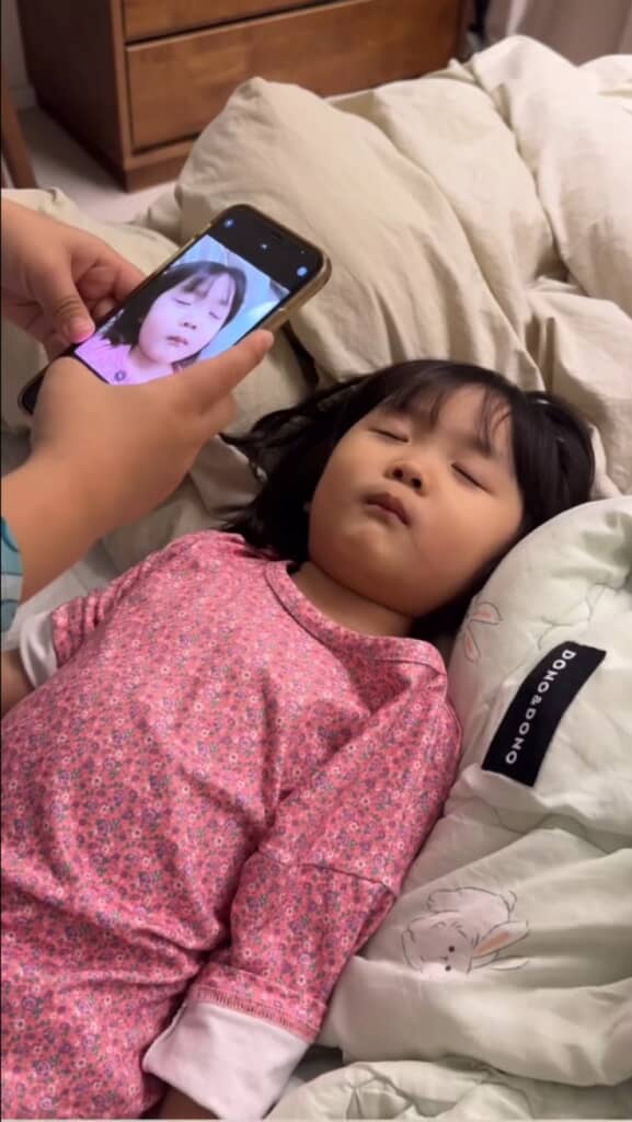 子どもの寝顔をスマホのロック画面に