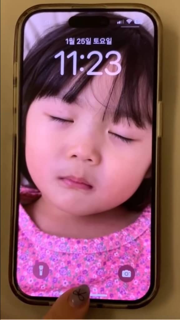子どもの寝顔をスマホのロック画面に