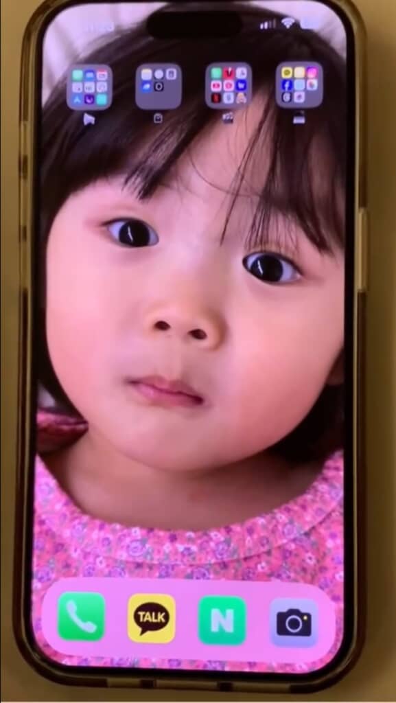 子どもの寝顔をスマホのロック画面に