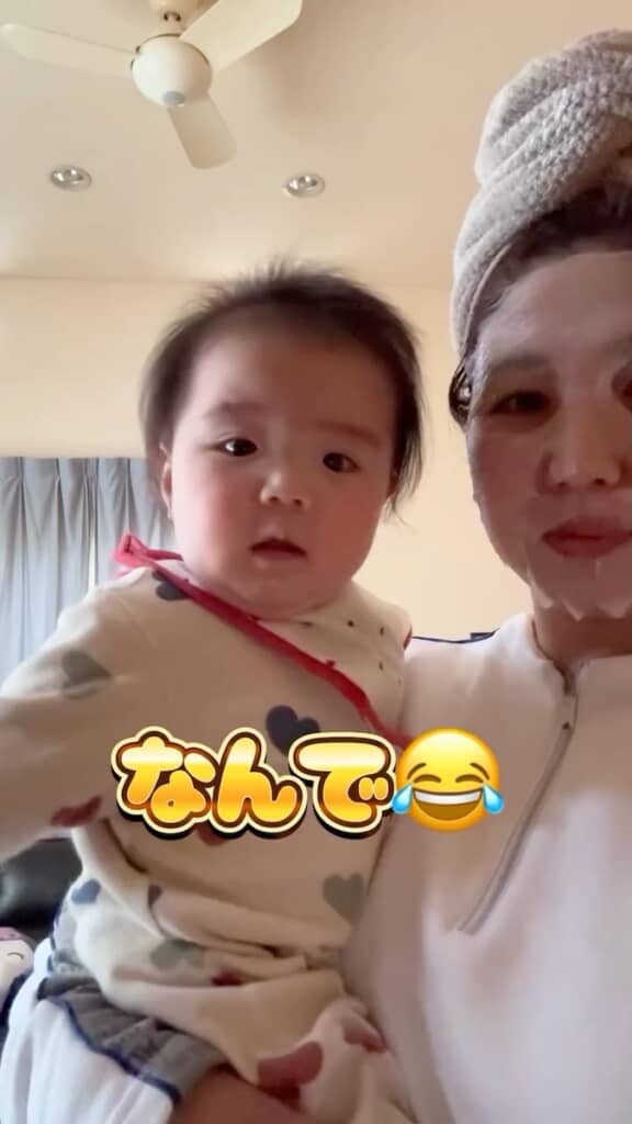 パック中のママに抱っこされる赤ちゃん