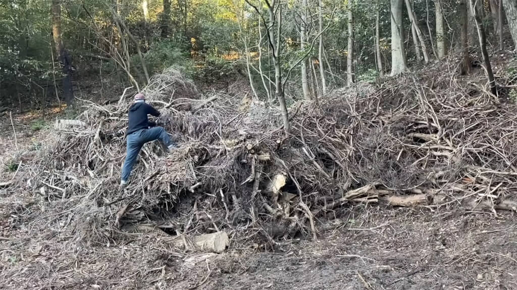 木くずに登り作業する男性