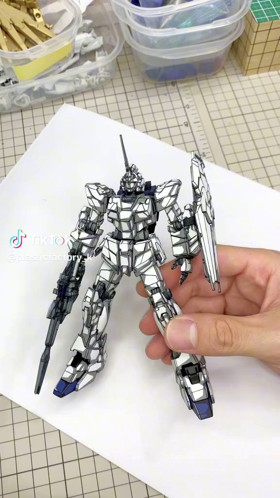 アニメ風に塗装されたユニコーンガンダムのガンプラ