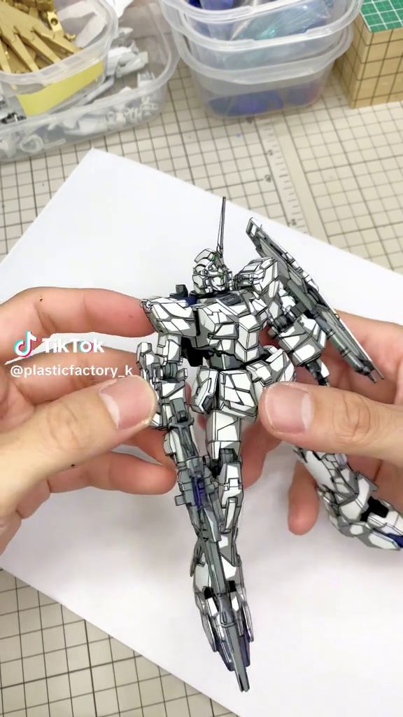 ガンプラなので違う角度を向けるアニメ風に塗装されたユニコーンガンダム