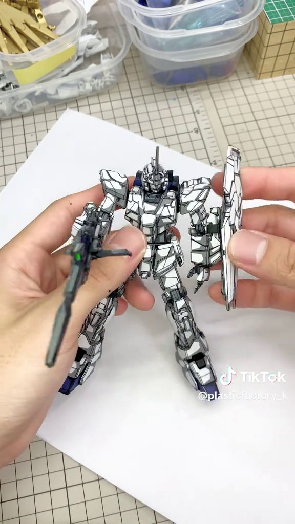 アニメ風に塗装されたユニコーンガンダムのガンプラのライフルを動かす