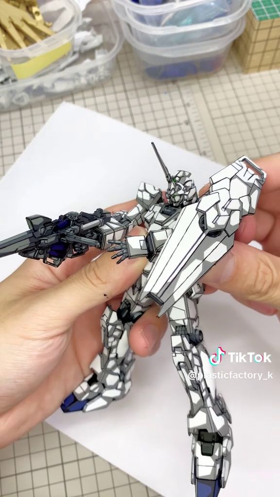ユニコーンガンダムのガンプラの腕を動かしてライフルを構えさせる