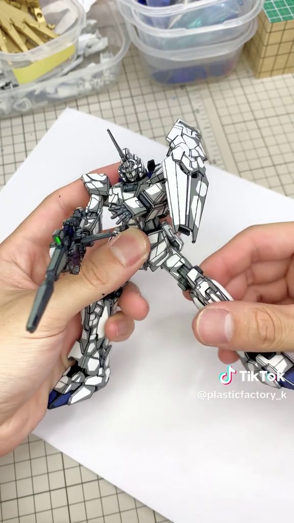 足を大きく開いたユニコーンガンダムのガンプラ