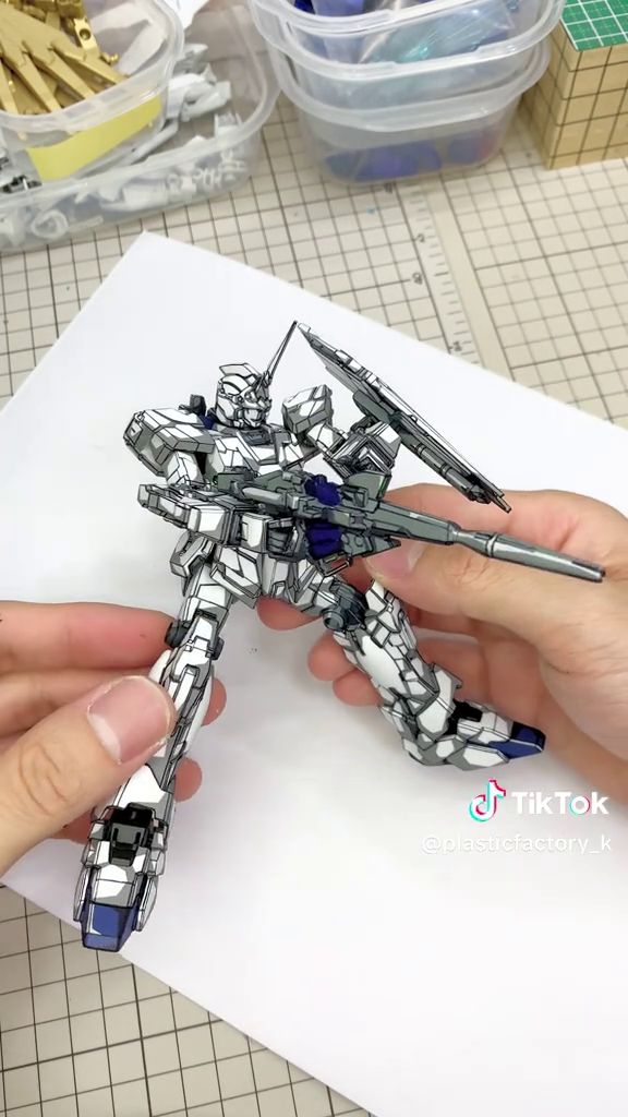 ライフルを構えたユニコーンガンダムのガンプラの右側