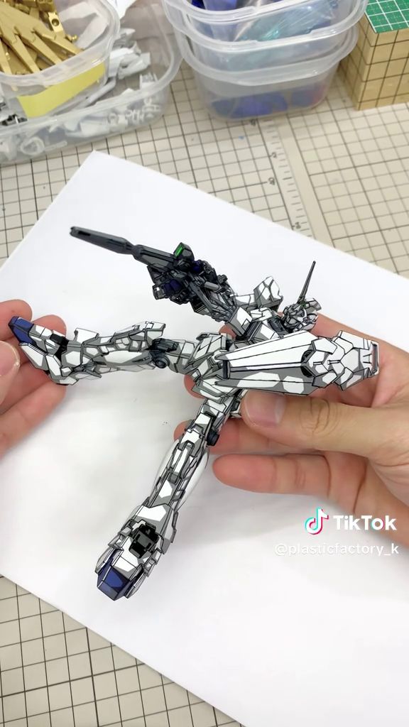 ライフルを構えたユニコーンガンダムのガンプラの左側