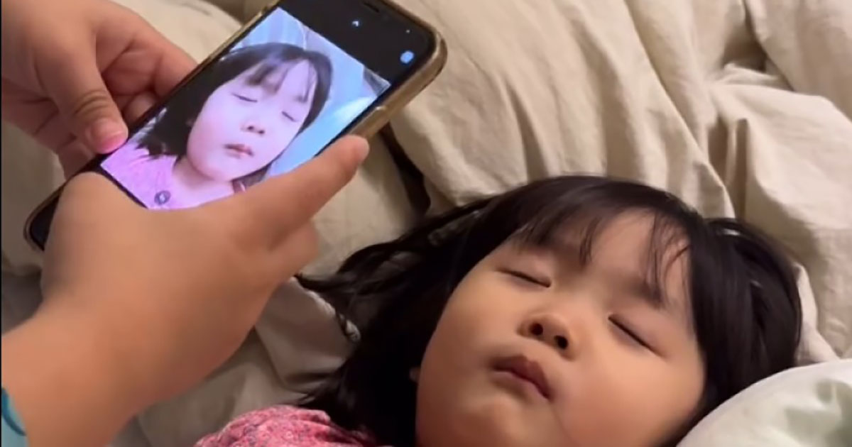 子どもの寝顔を「スマホの待ち受け」に→ロックを解除すると……目からウロコな“秘策”が4100万再生【海外】（1/3） | 育児 ねとらぼ