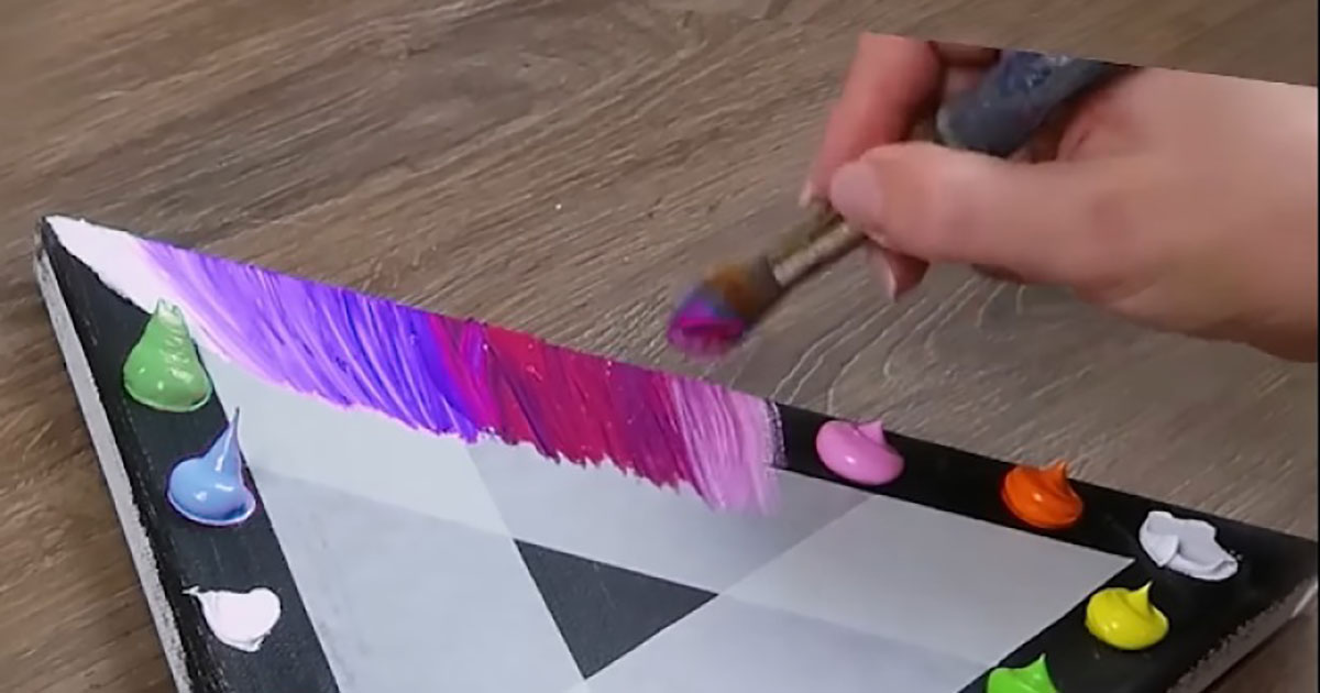 一風変わったキャンバス→絵の具をどんどん塗っていくと……「すっごく美しい」思わず声が出ちゃう“とんでもない完成形”に反響【海外】（1/3） | 絵画 ねとらぼ