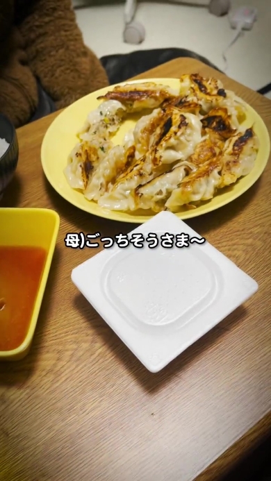 ごはんを食べる男の子