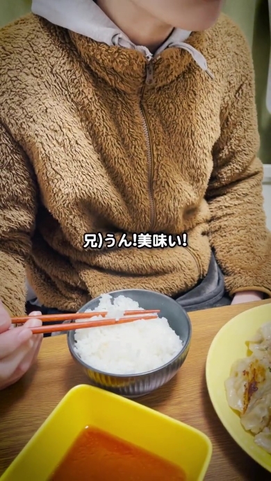 ごはんを食べる男の子