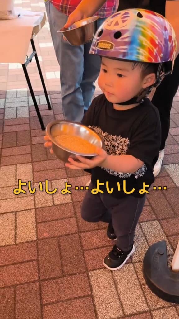 慎重に運ぶ男の子
