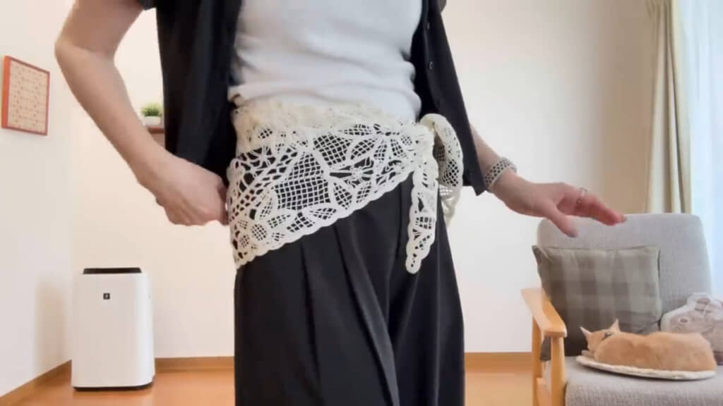 スカーフを腰に巻いた様子