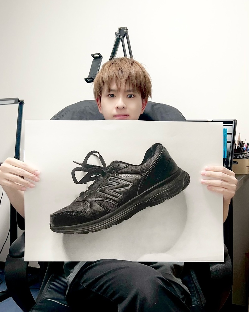 本物にしか見えない「黒のニューバランス」の絵