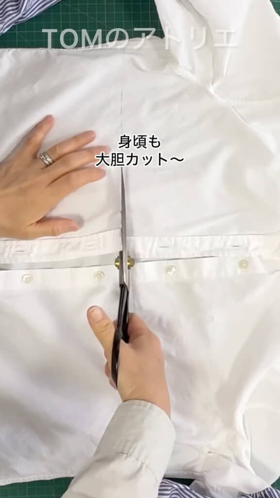 無印の白シャツとストライプのスカートをリメイク