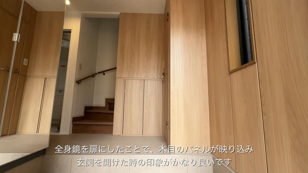 玄関先に完成したおしゃれな収納棚