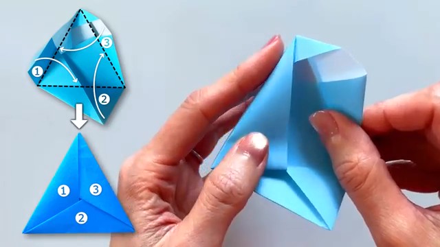 底の部分を折り畳むと……
