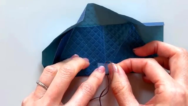 最後にひもをつけます
