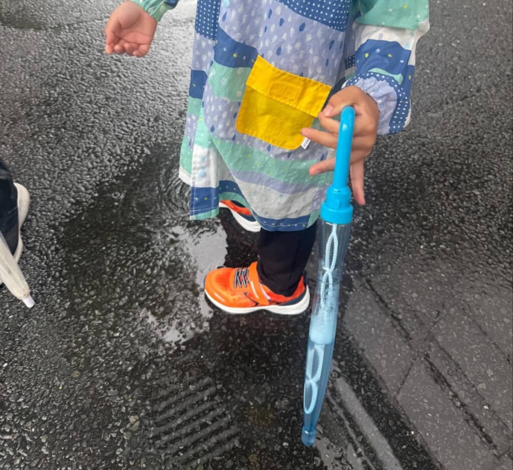 一緒に歩く5歳息子をよく見ると……