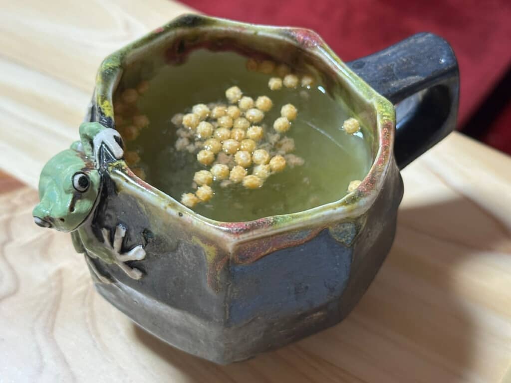 風情のあるカップに昆布茶を入れたら池に見える