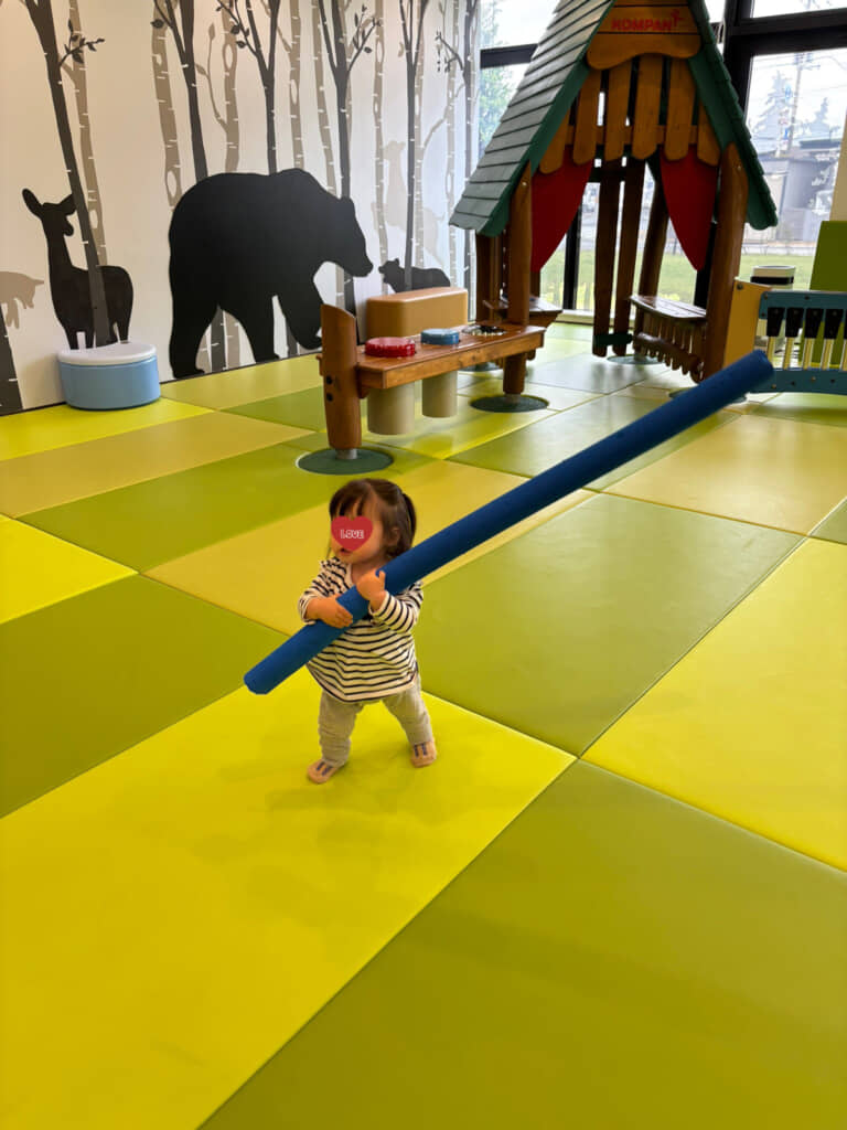 細長いおもちゃで遊んでいる