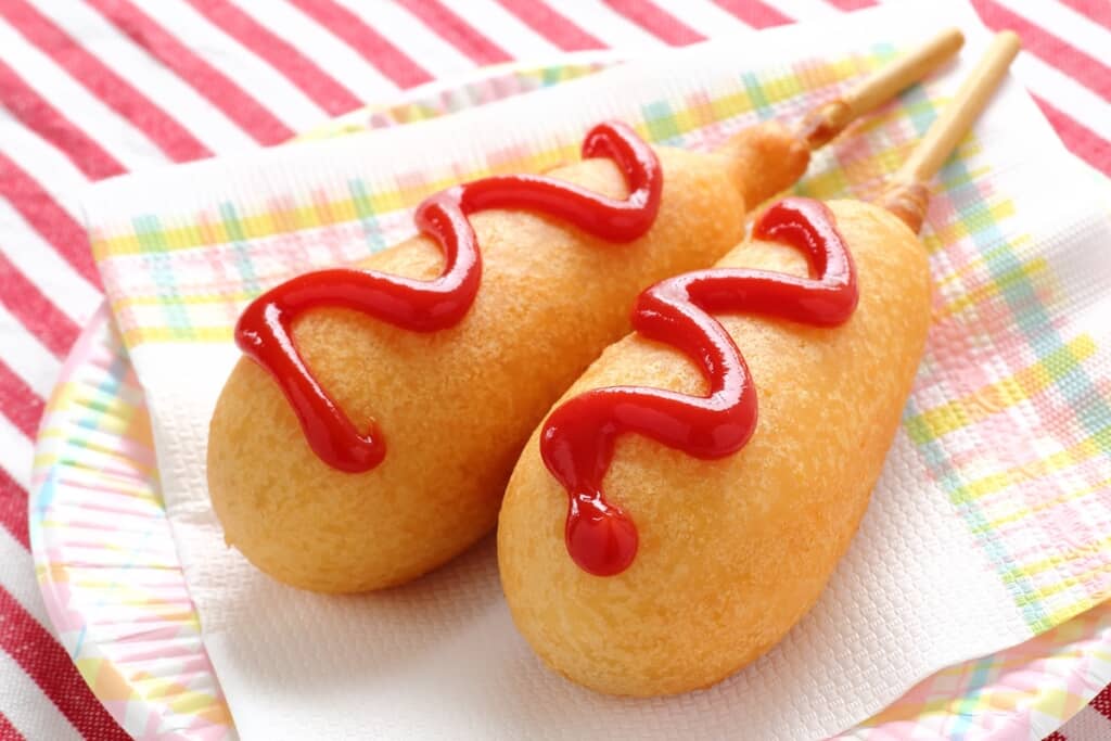 アメリカンドッグのイメージ（出典：https://pixta.jp/）