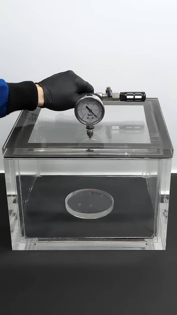 ケースに入れて真空ポンプで減圧