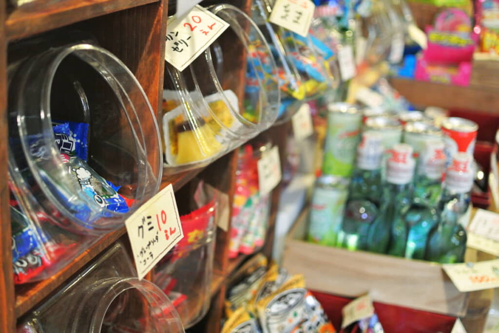 修学旅行のおやつは……（出典：PIXTA）