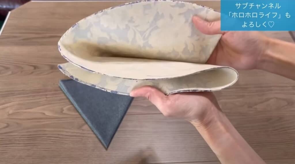 半分に折った布を更に3つ折りにします
