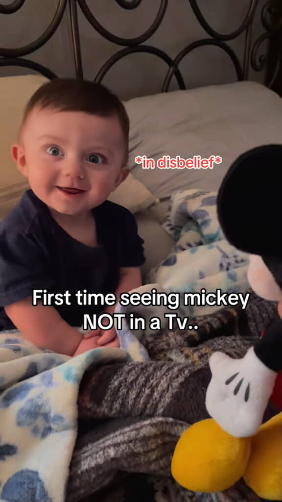 驚きの笑顔で撮影者を見る男の子