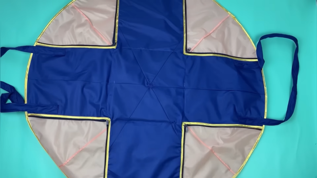 薄ピンクの生地は円形にカットし、金色のパイピングを施します。マチを入れてハンドルをつけたら完成。