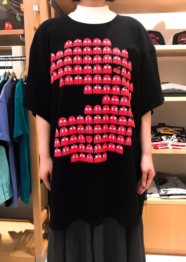 赤いゴーストがパックマンの形になっているTシャツ