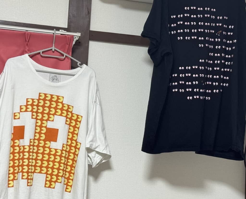 白Tシャツと黒Tシャツ