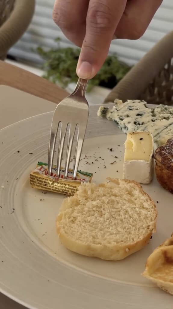 包装ごとフォークで穴を開けます