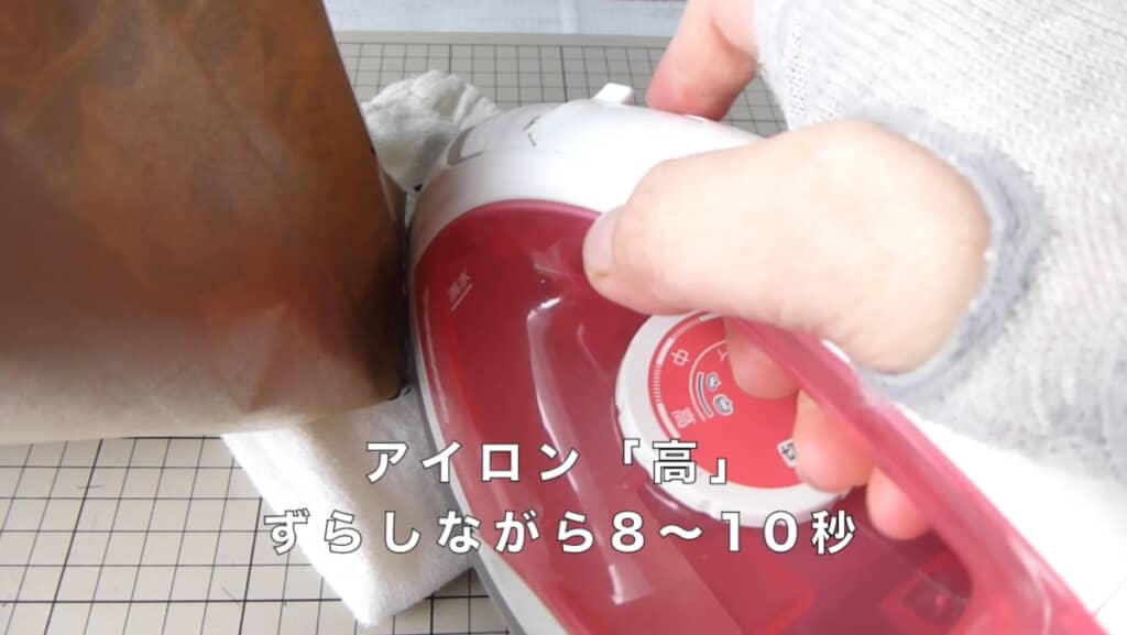 アイロンする様子