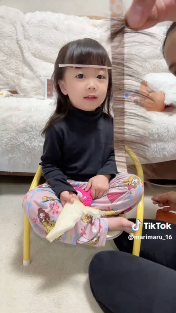 切った前髪がテープに貼り付いている